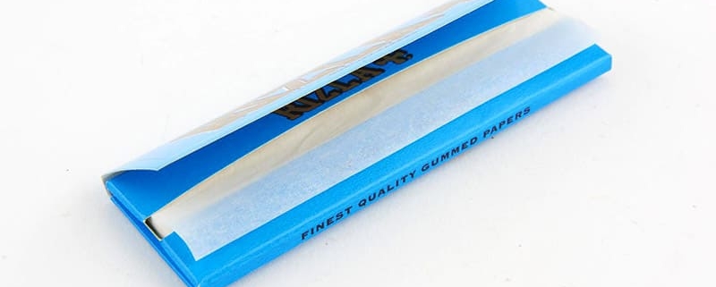 Blue packet of 32 Rizla king size (cigarette papers)
